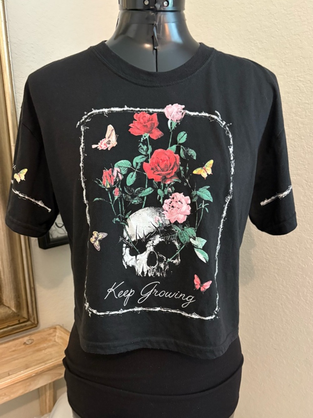 Weekend Warrior Women’s Skull/flowers Black Crop T Shirt Size M